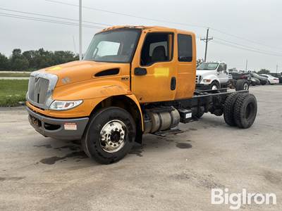 2019 International Extended Cab & Chassis Truck