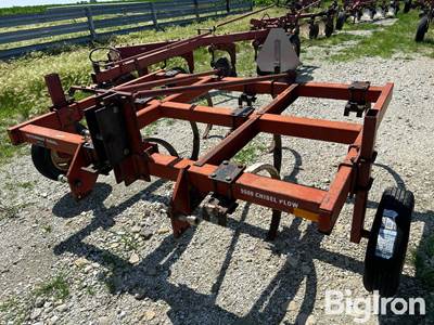 International 5500 Chisel Plow