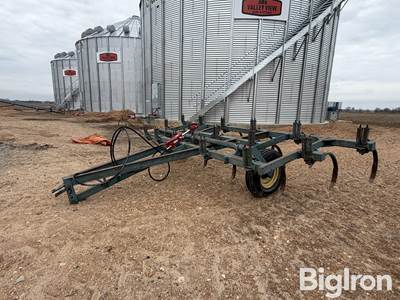 John Deere 100 Chisel Plow