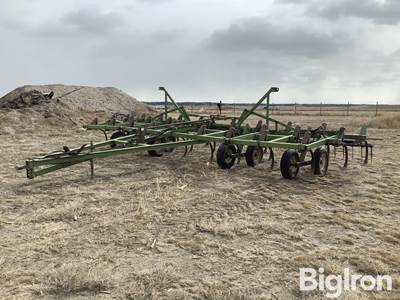 John Deere 1600 Chisel Plow