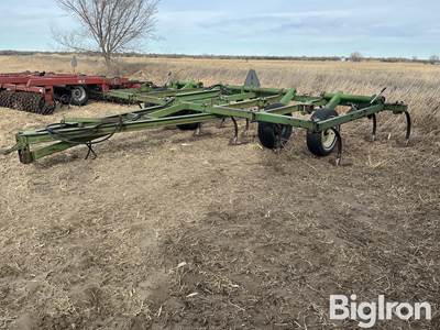 John Deere 1600 17' Chisel  w/Sweeps