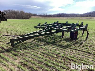 John Deere 1600 Chisel Plow