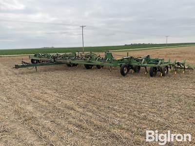 John Deere 1600 Chisel Plow