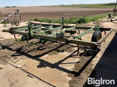 John Deere 1610 Mounted Chisel Plow