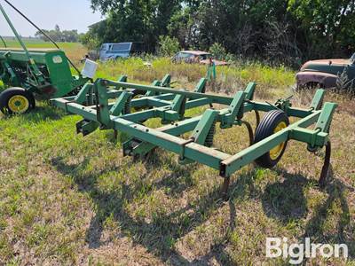 John Deere 1610 Chisel Plow