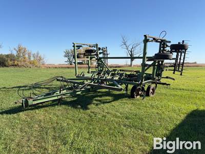 John Deere 1610 25' Chisel Plow