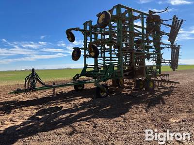 2004 John Deere 2410 54’ Chisel