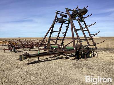 John Deere 610 40' Chisel