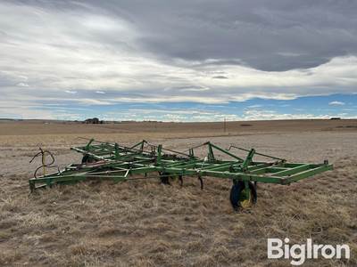 John Deere 610 Chisel Plow