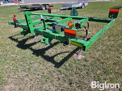 John Deere 610 8 Shank 3-Pt Chisel Plow