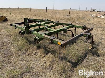 John Deere 610 3pt Chisel Plow