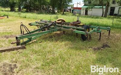 John Deere 15' Pull-Type Chisel Plow