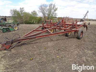 Melroe 505 13' Pull Type Chisel Plow