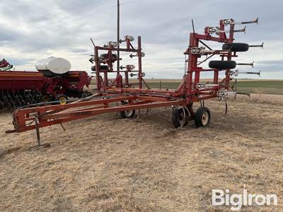 Wil-Rich 4400 Chisel Plow