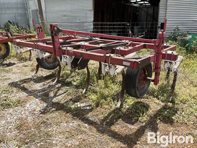 Wil-Rich 4400 Series Chisel Plow