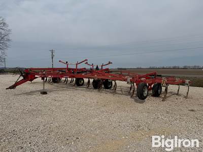 2010 Wil-Rich 5830 45' Chisel Plow