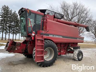 Case IH 1660 Combine