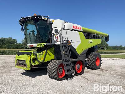 2021 CLAAS Lexion 7400 4WD Tracked Combine