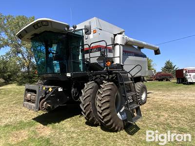 2000 Gleaner R62 2WD Combine