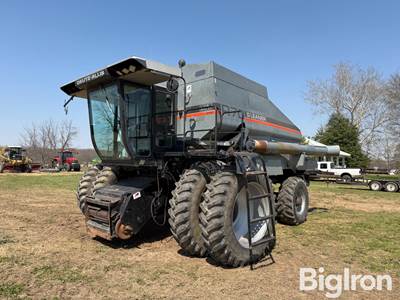 1990 Gleaner R70 Combine