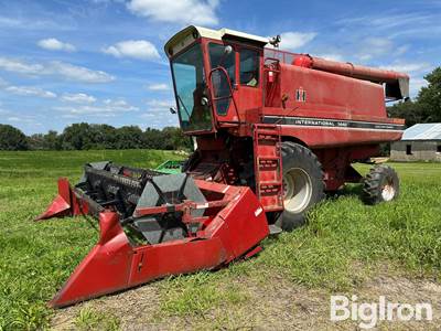 1978 International 1440 2WD Combine W/International 820 Platform