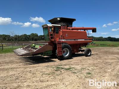 International 1460 Combine w/John Deere 643 Corn Head