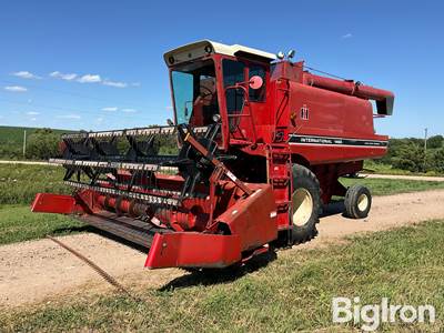 International 1460 Axial-Flow 2WD Combine w/820 15’ Platform Header