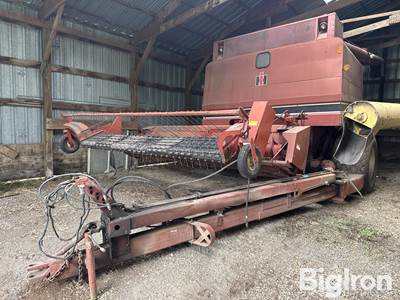 International Harvester 1482 Pull Type Combine