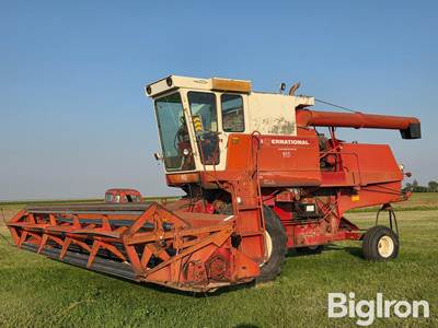 International 915 2WD Combine