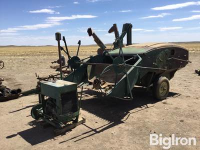 John Deere 25 Pull-Type Combine