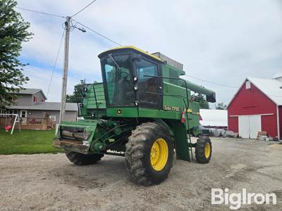 1983 John Deere 7720 2WD Combine