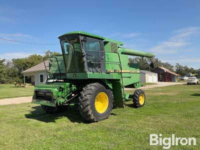 1987 John Deere 7720 Titan II 2WD Combine