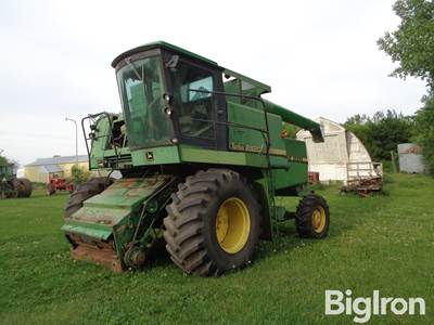 1982 John Deere 8820 Combine