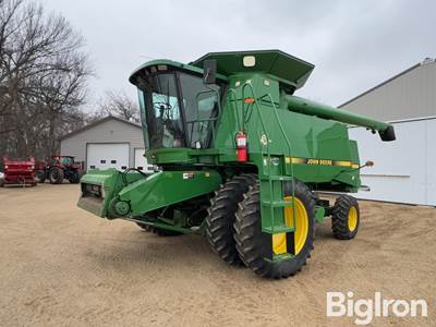 1997 John Deere 9600 Combine