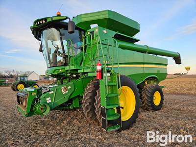 2017 John Deere S660 2WD Combine