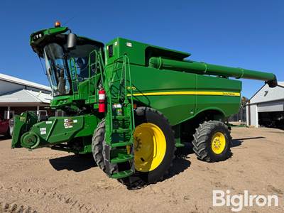 2017 John Deere S670 4WD Combine