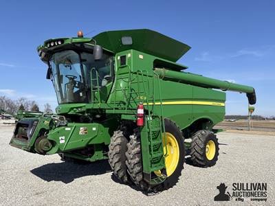 John Deere S670 Combine