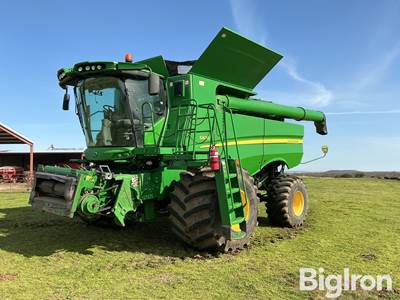John Deere S670 Combine