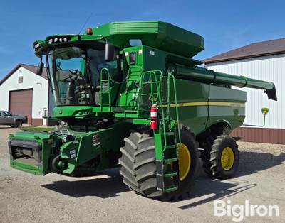 2017 John Deere S670 Combine