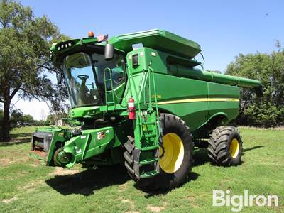 2015 John Deere S670 4WD Combine