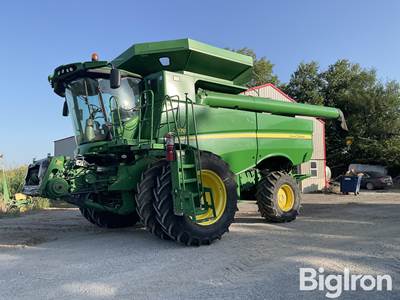 John Deere S670 2WD Combine