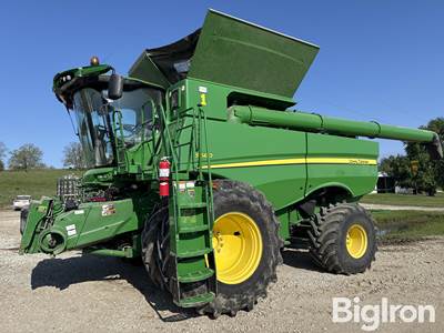 2017 John Deere S680 4wd Combine