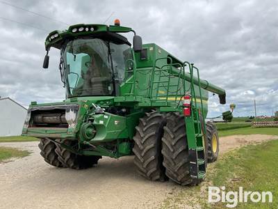 2017 John Deere S690 Combine