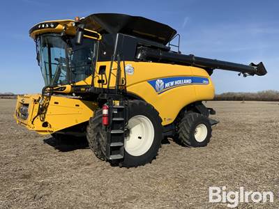 2015 New Holland CR8.90 Combine
