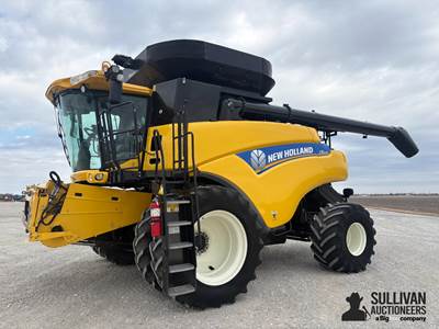 2012 New Holland CR8080 4WD Combine