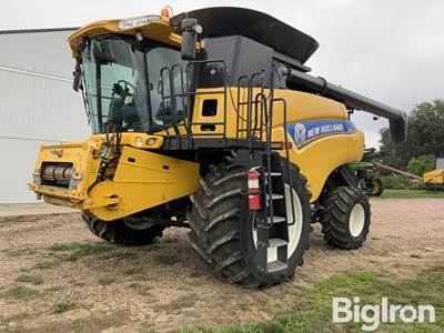 2013 New Holland CR8090 2WD Combine