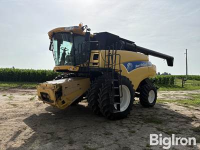 2009 New Holland CR9040 2WD Combine