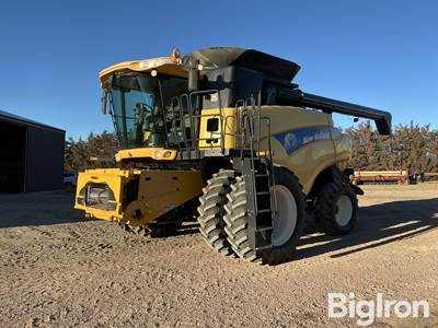 2007 New Holland CR9060 2WD Combine