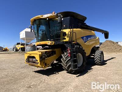 2009 New Holland CR9060 Combine