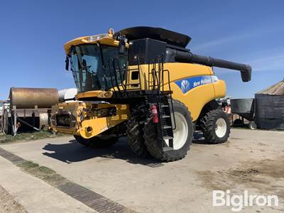 2008 New Holland CR9060 Combine
